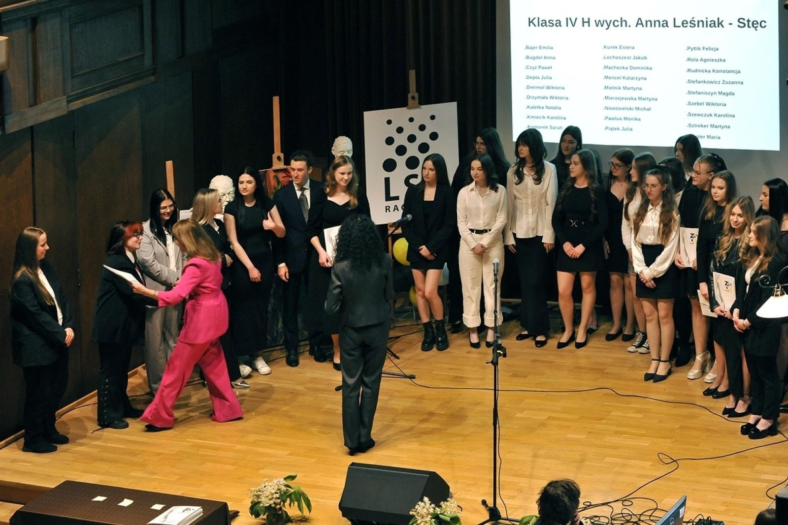 Zdjęcie w galerii na portalu naszraciborz.pl: ZSO nr 1 w Raciborzu – pożegnanie maturzystów! wiadomości z regionu