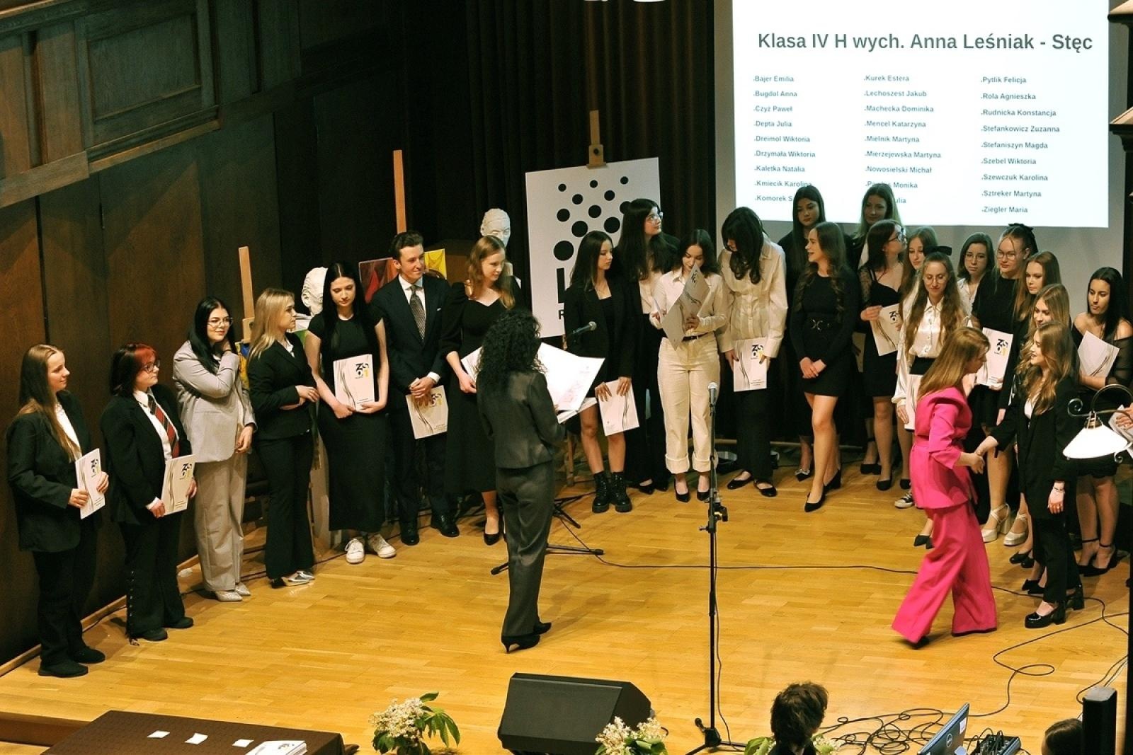 Zdjęcie w galerii na portalu naszraciborz.pl: ZSO nr 1 w Raciborzu – pożegnanie maturzystów! wiadomości z regionu