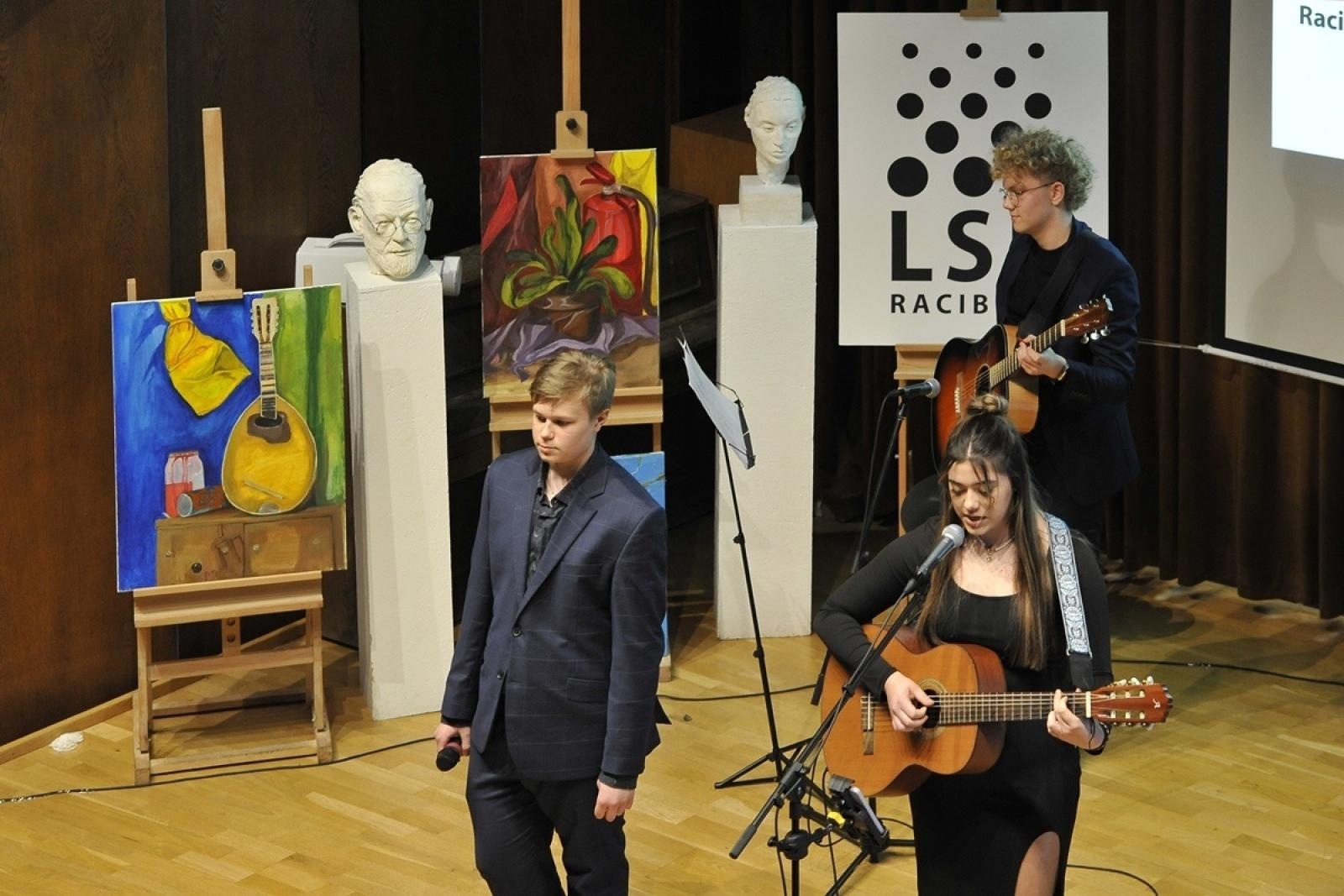 Zdjęcie w galerii na portalu naszraciborz.pl: ZSO nr 1 w Raciborzu – pożegnanie maturzystów! wiadomości z regionu