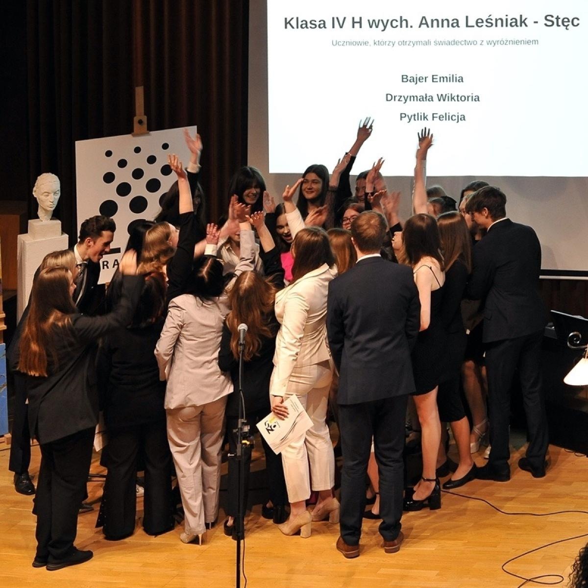 Zdjęcie w galerii na portalu naszraciborz.pl: ZSO nr 1 w Raciborzu – pożegnanie maturzystów! wiadomości z regionu