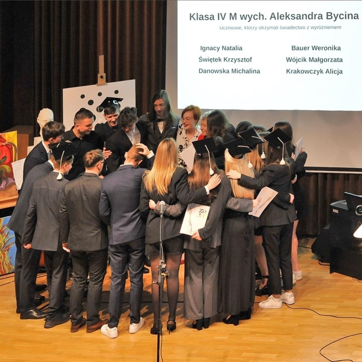 Zdjęcie w galerii na portalu naszraciborz.pl: ZSO nr 1 w Raciborzu – pożegnanie maturzystów! wiadomości z regionu