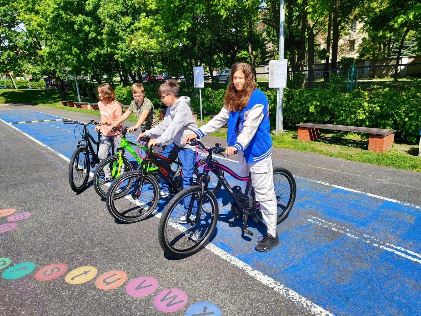 Zdjęcie w galerii na portalu naszraciborz.pl: Szkoła Podstawowa nr 18 ma cztery nowe rowery wiadomości z regionu
