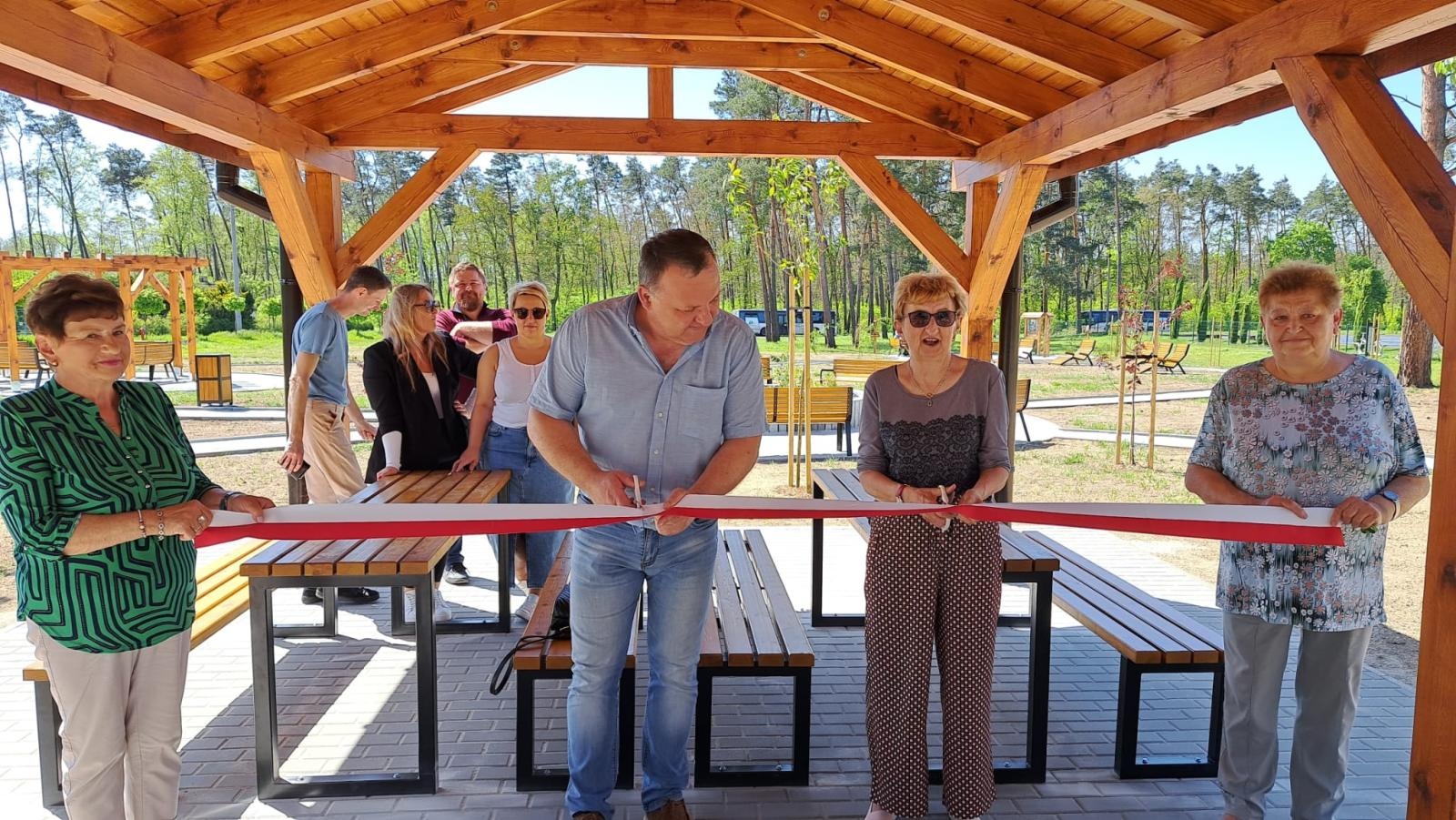 Zdjęcie w galerii na portalu naszraciborz.pl: W lutym podpisano umowę, dziś przecięto wstęgę. Kuźnia Raciborska ma ekopark wiadomości z regionu