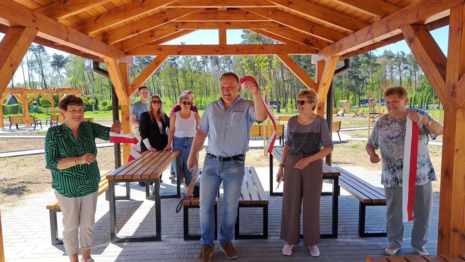 Zdjęcie w galerii na portalu naszraciborz.pl: W lutym podpisano umowę, dziś przecięto wstęgę. Kuźnia Raciborska ma ekopark wiadomości z regionu