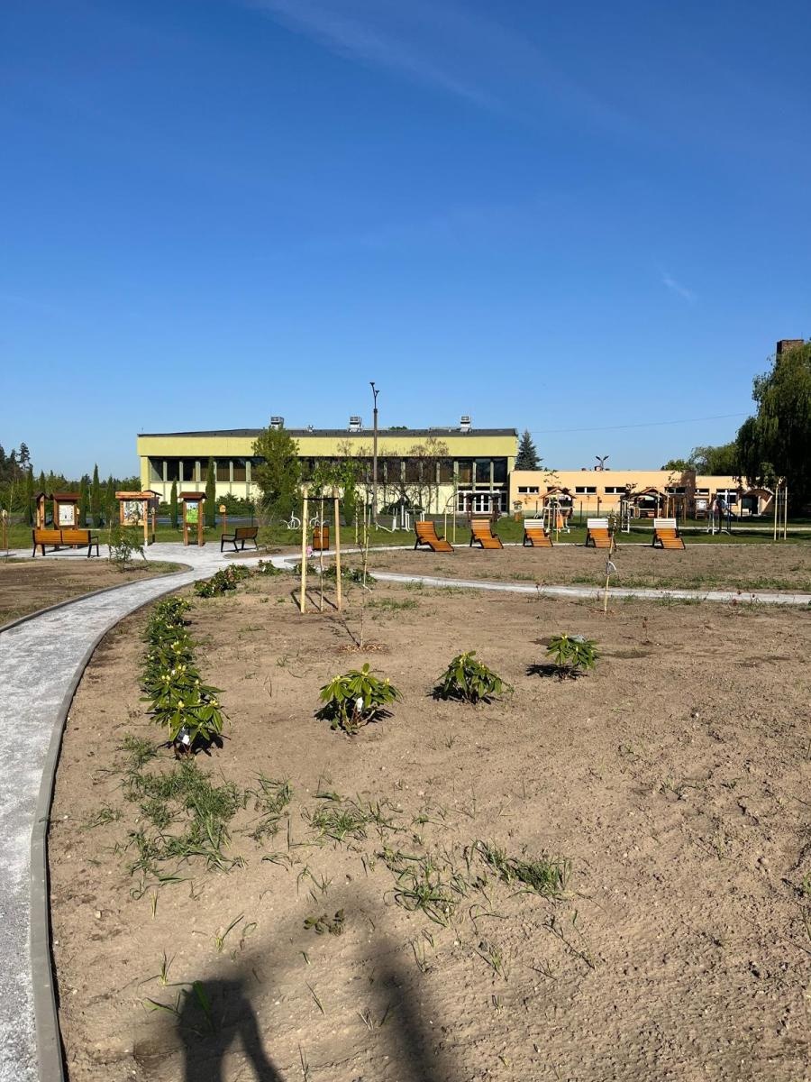 Zdjęcie w galerii na portalu naszraciborz.pl: W lutym podpisano umowę, dziś przecięto wstęgę. Kuźnia Raciborska ma ekopark wiadomości z regionu