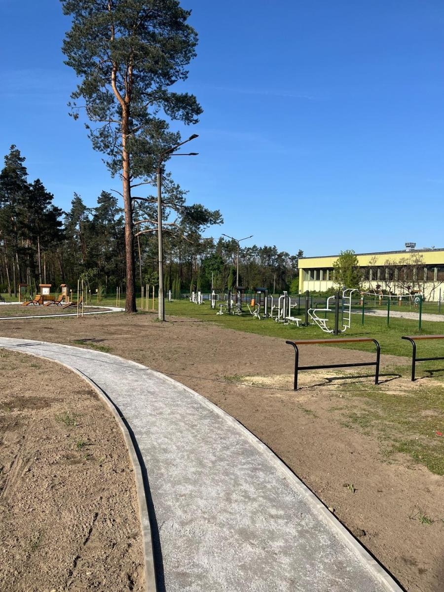 Zdjęcie w galerii na portalu naszraciborz.pl: W lutym podpisano umowę, dziś przecięto wstęgę. Kuźnia Raciborska ma ekopark wiadomości z regionu