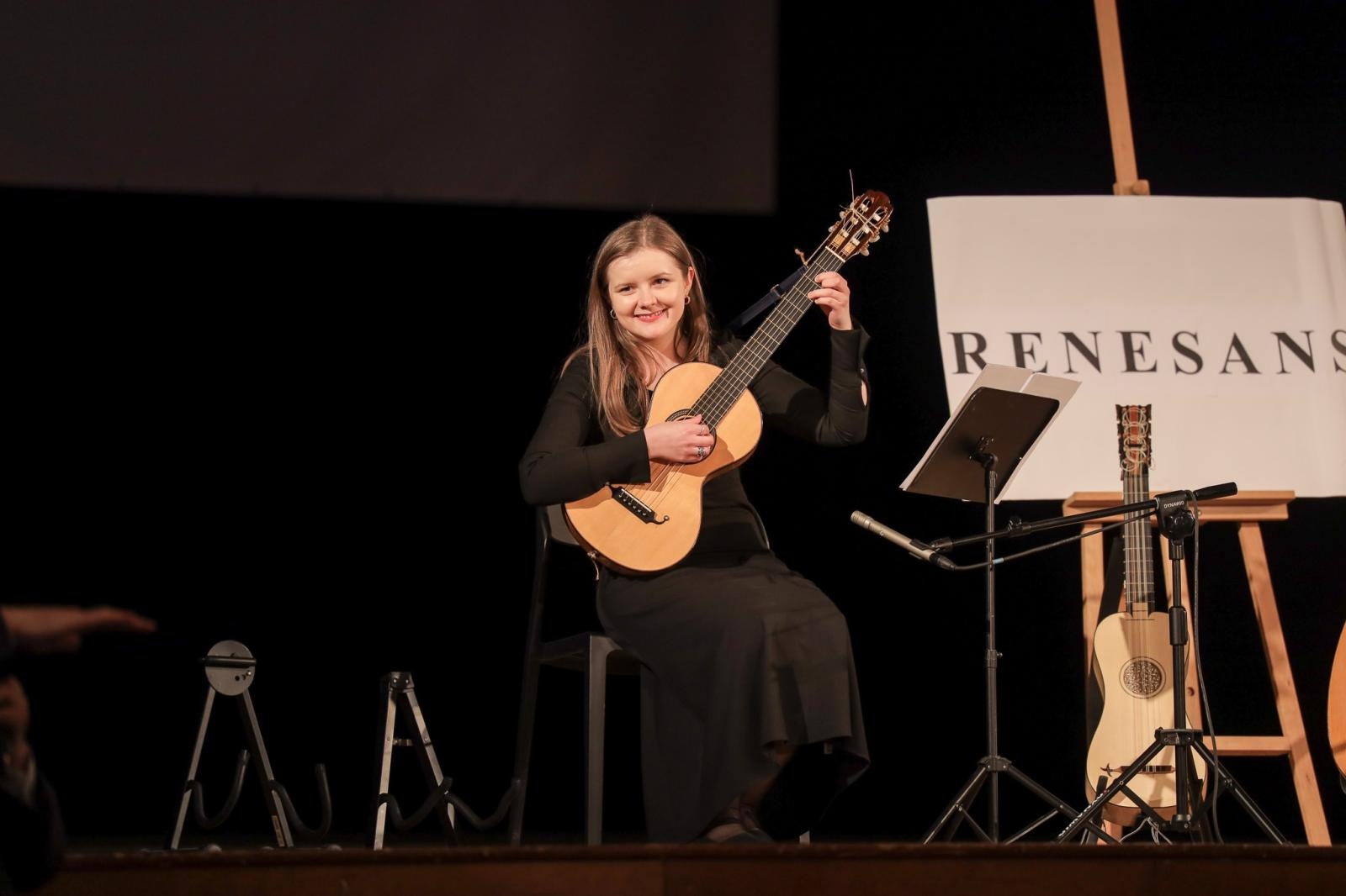 Zdjęcie w galerii na portalu naszraciborz.pl: Historia muzyki na cztery gitary. Lutnia bohaterką koncertów umuzykalniających w RCK wiadomości z regionu