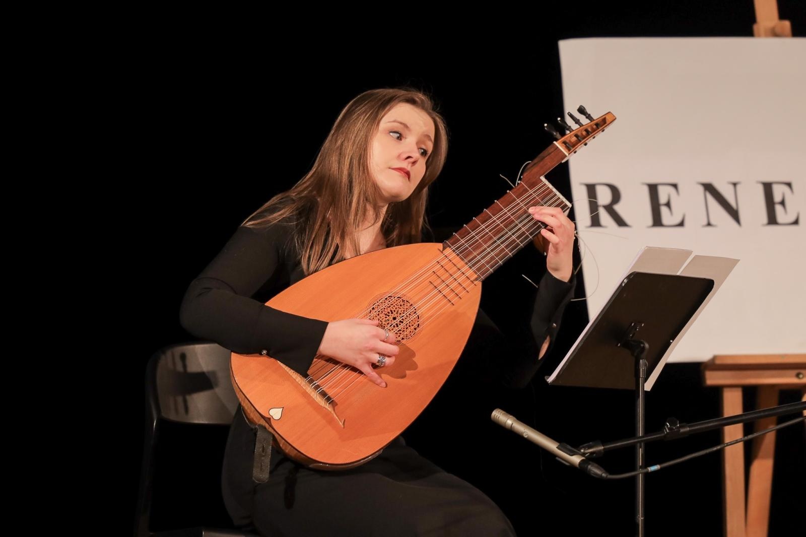 Zdjęcie w galerii na portalu naszraciborz.pl: Historia muzyki na cztery gitary. Lutnia bohaterką koncertów umuzykalniających w RCK wiadomości z regionu