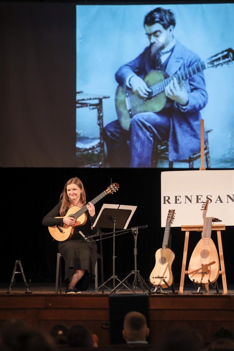 Zdjęcie w galerii na portalu naszraciborz.pl: Historia muzyki na cztery gitary. Lutnia bohaterką koncertów umuzykalniających w RCK wiadomości z regionu