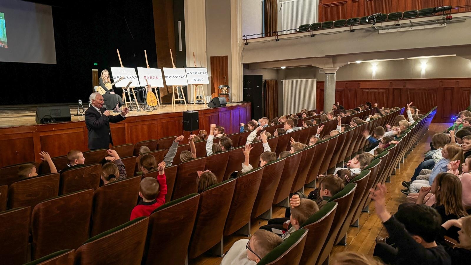 Zdjęcie w galerii na portalu naszraciborz.pl: Historia muzyki na cztery gitary. Lutnia bohaterką koncertów umuzykalniających w RCK wiadomości z regionu