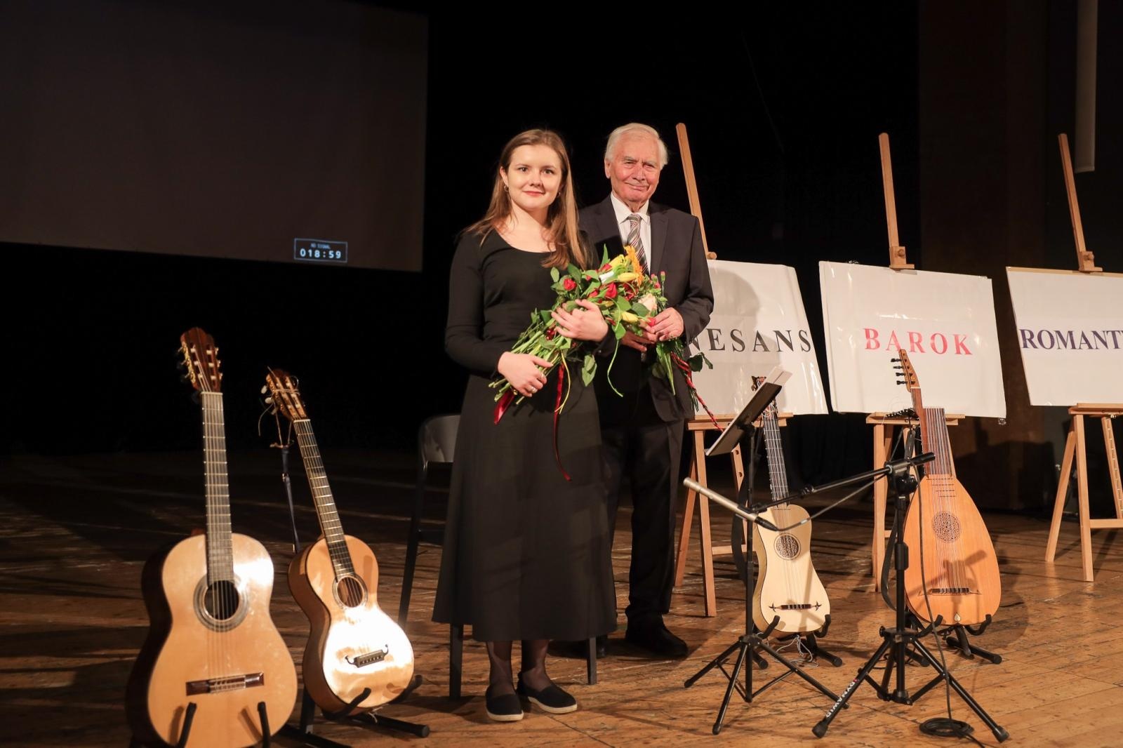 Zdjęcie w galerii na portalu naszraciborz.pl: Historia muzyki na cztery gitary. Lutnia bohaterką koncertów umuzykalniających w RCK wiadomości z regionu