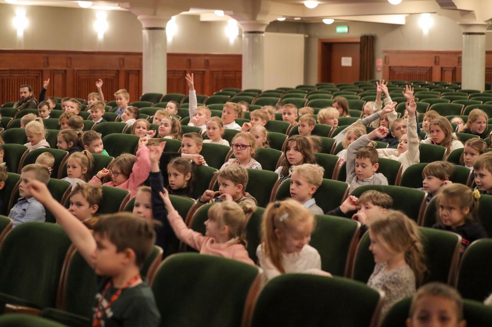 Zdjęcie w galerii na portalu naszraciborz.pl: Historia muzyki na cztery gitary. Lutnia bohaterką koncertów umuzykalniających w RCK wiadomości z regionu