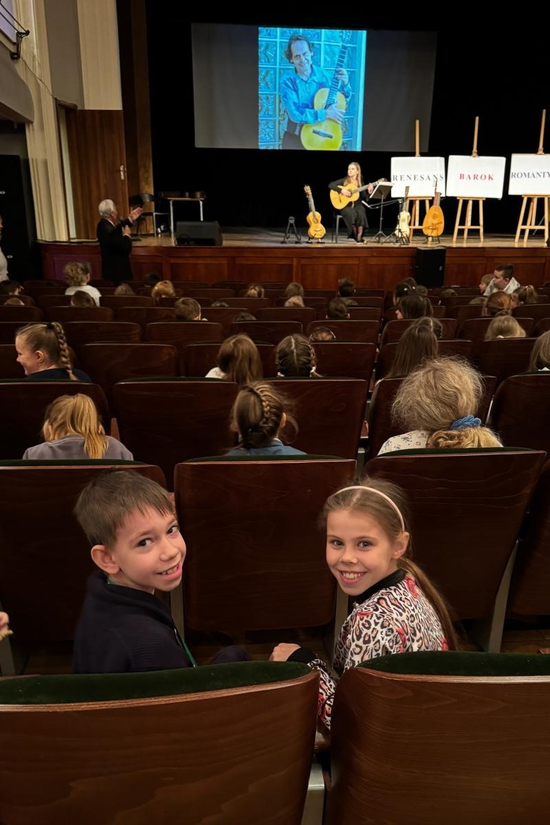 Zdjęcie w galerii na portalu naszraciborz.pl: Historia muzyki na cztery gitary. Lutnia bohaterką koncertów umuzykalniających w RCK wiadomości z regionu