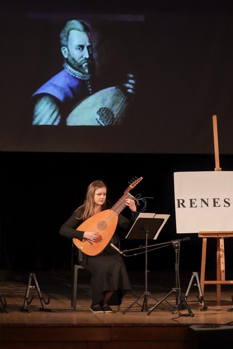Zdjęcie w galerii na portalu naszraciborz.pl: Historia muzyki na cztery gitary. Lutnia bohaterką koncertów umuzykalniających w RCK wiadomości z regionu