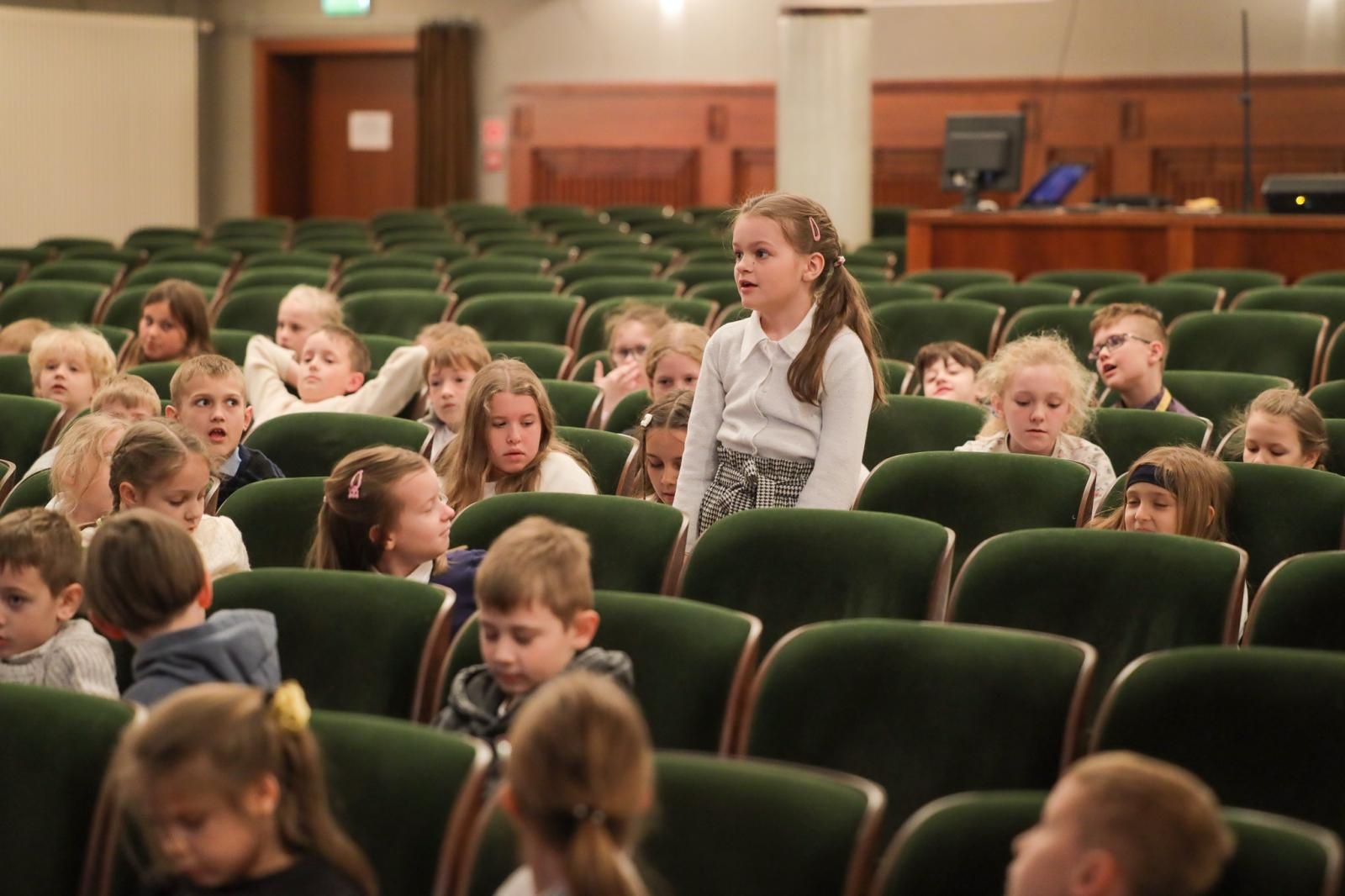 Zdjęcie w galerii na portalu naszraciborz.pl: Historia muzyki na cztery gitary. Lutnia bohaterką koncertów umuzykalniających w RCK wiadomości z regionu