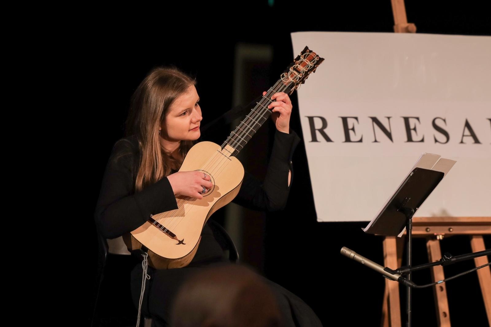 Zdjęcie w galerii na portalu naszraciborz.pl: Historia muzyki na cztery gitary. Lutnia bohaterką koncertów umuzykalniających w RCK wiadomości z regionu