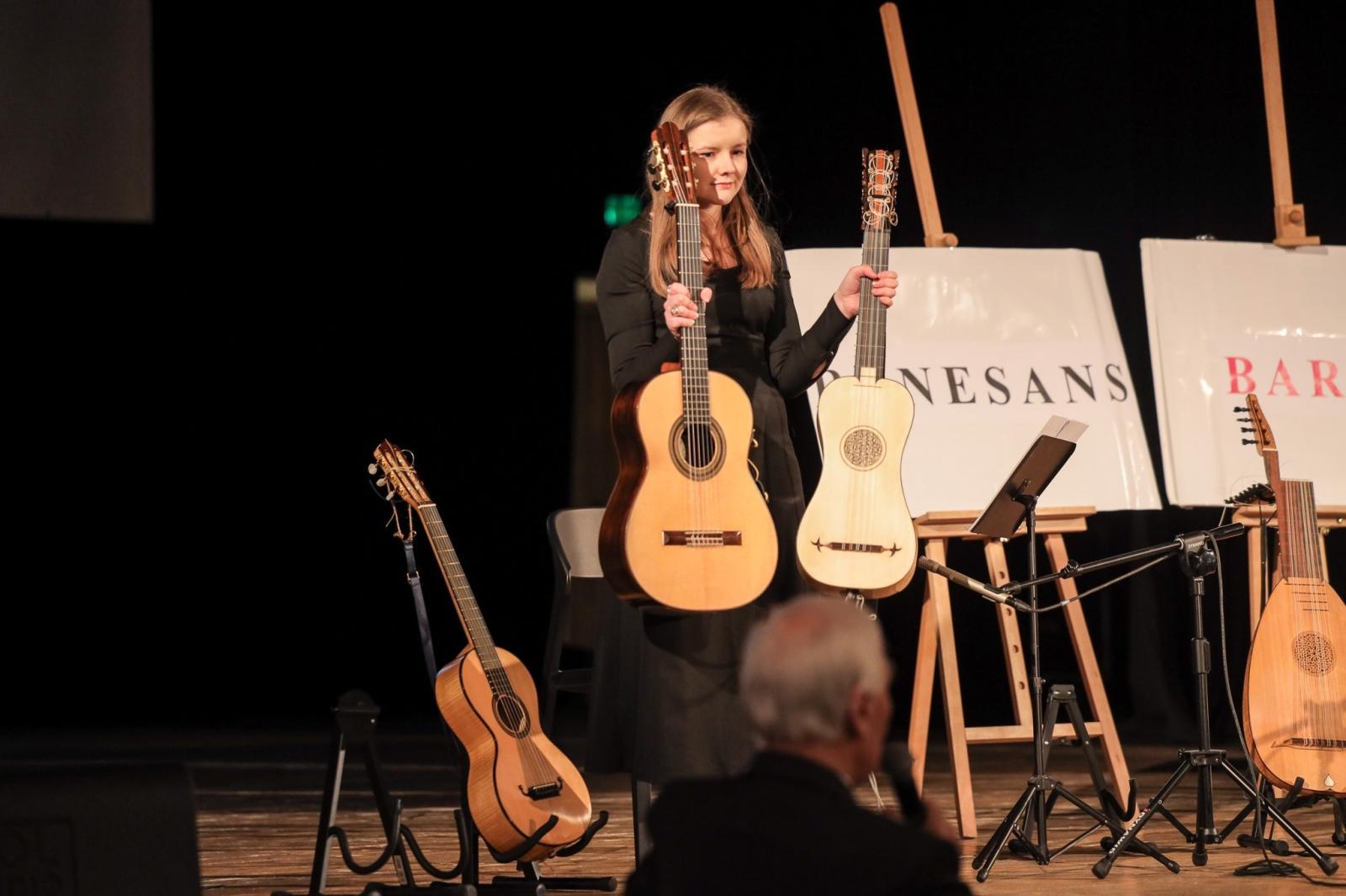 Zdjęcie w galerii na portalu naszraciborz.pl: Historia muzyki na cztery gitary. Lutnia bohaterką koncertów umuzykalniających w RCK wiadomości z regionu