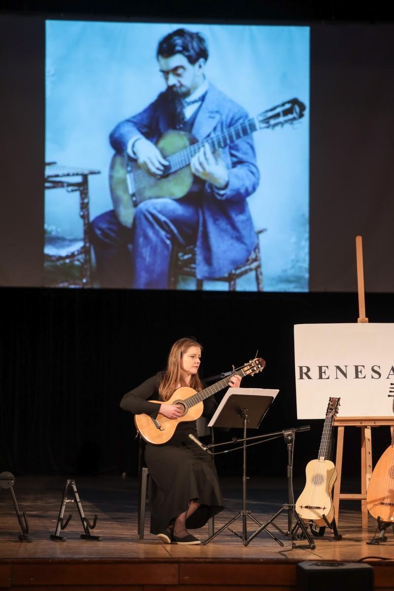 Zdjęcie w galerii na portalu naszraciborz.pl: Historia muzyki na cztery gitary. Lutnia bohaterką koncertów umuzykalniających w RCK wiadomości z regionu