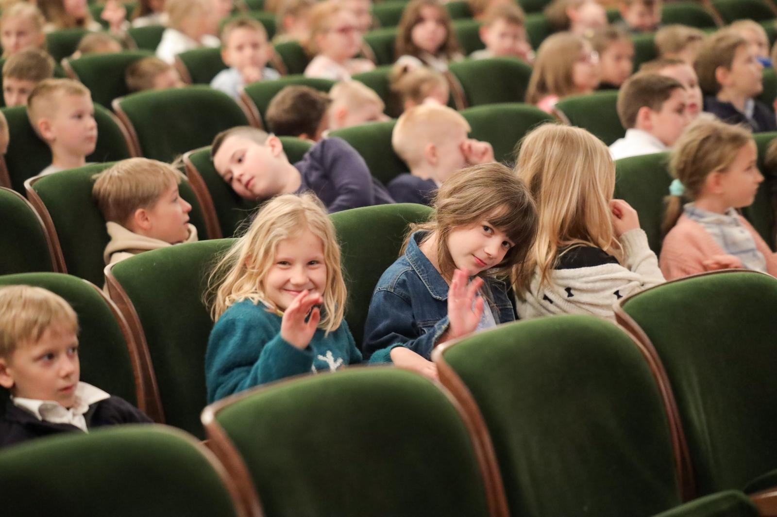 Zdjęcie w galerii na portalu naszraciborz.pl: Historia muzyki na cztery gitary. Lutnia bohaterką koncertów umuzykalniających w RCK wiadomości z regionu