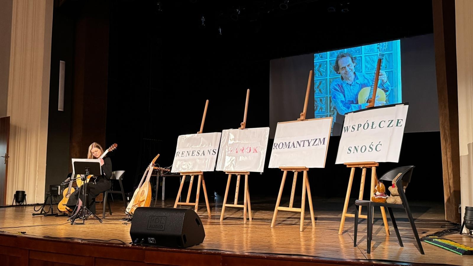 Zdjęcie w galerii na portalu naszraciborz.pl: Historia muzyki na cztery gitary. Lutnia bohaterką koncertów umuzykalniających w RCK wiadomości z regionu