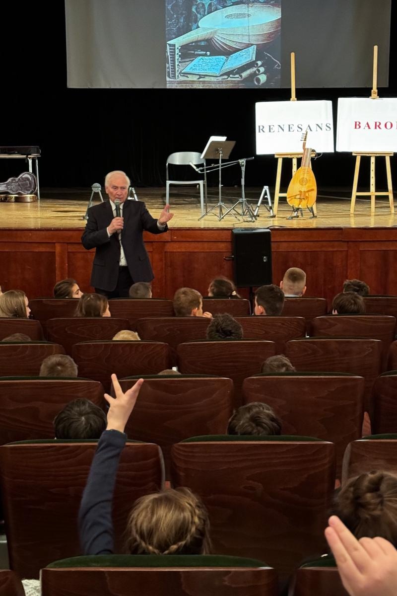 Zdjęcie w galerii na portalu naszraciborz.pl: Historia muzyki na cztery gitary. Lutnia bohaterką koncertów umuzykalniających w RCK wiadomości z regionu