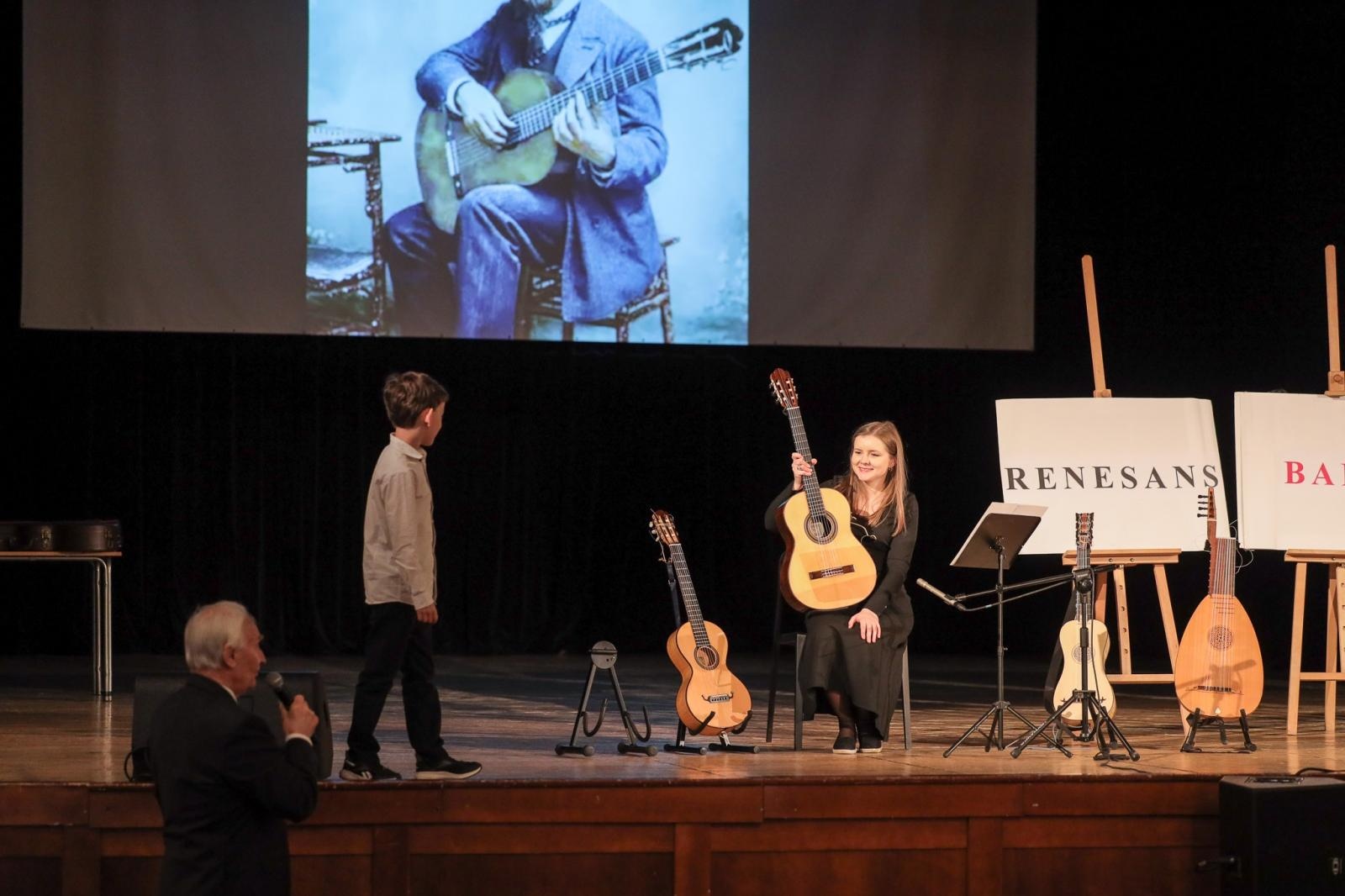 Zdjęcie w galerii na portalu naszraciborz.pl: Historia muzyki na cztery gitary. Lutnia bohaterką koncertów umuzykalniających w RCK wiadomości z regionu