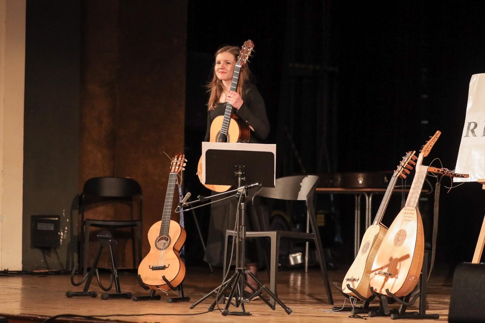 Zdjęcie w galerii na portalu naszraciborz.pl: Historia muzyki na cztery gitary. Lutnia bohaterką koncertów umuzykalniających w RCK wiadomości z regionu