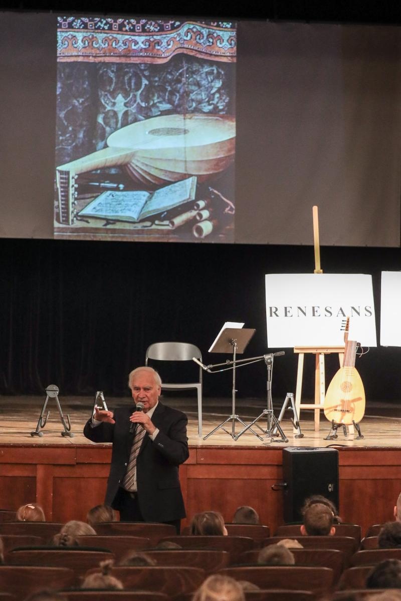 Zdjęcie w galerii na portalu naszraciborz.pl: Historia muzyki na cztery gitary. Lutnia bohaterką koncertów umuzykalniających w RCK wiadomości z regionu