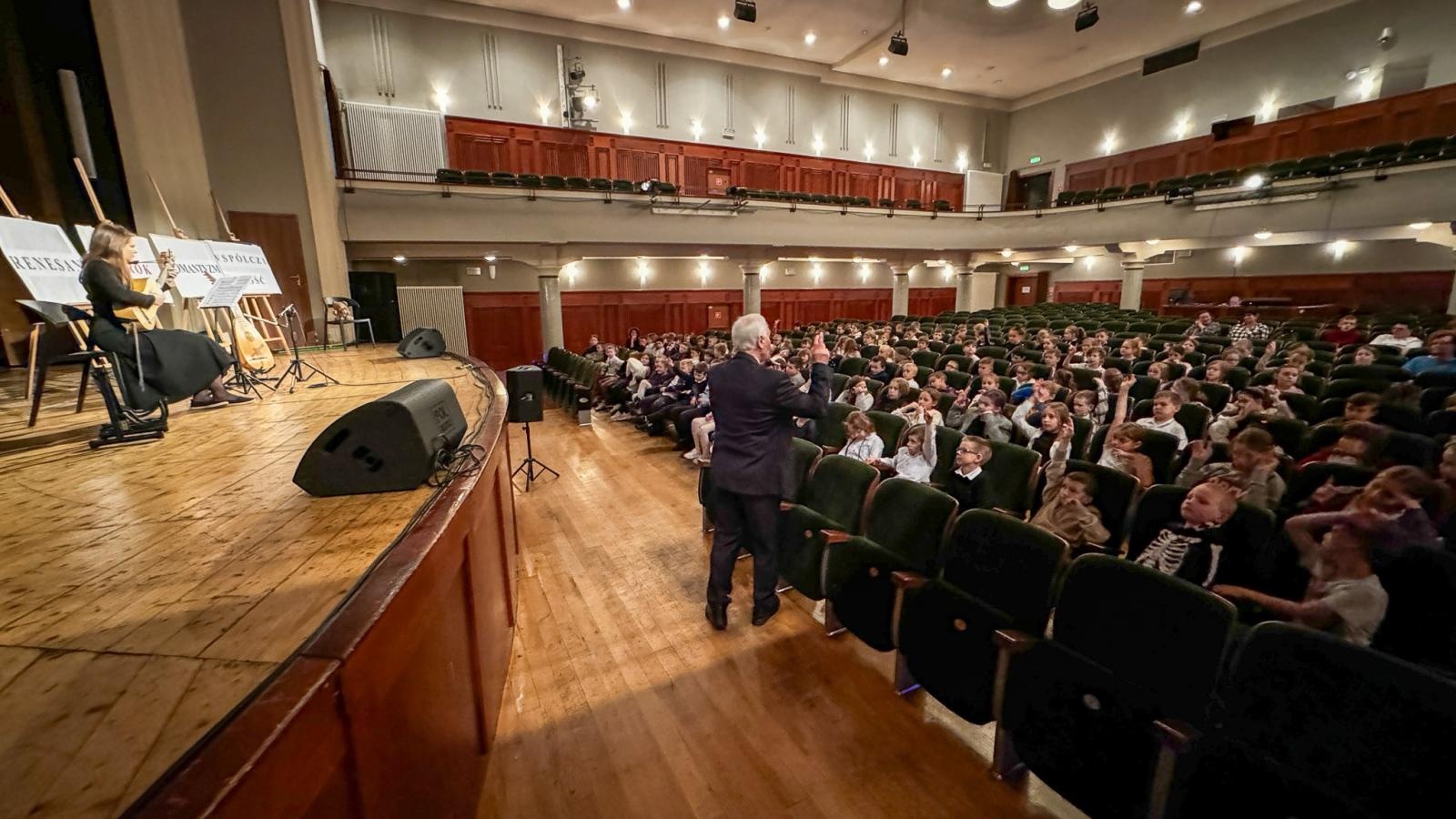 Zdjęcie w galerii na portalu naszraciborz.pl: Historia muzyki na cztery gitary. Lutnia bohaterką koncertów umuzykalniających w RCK wiadomości z regionu