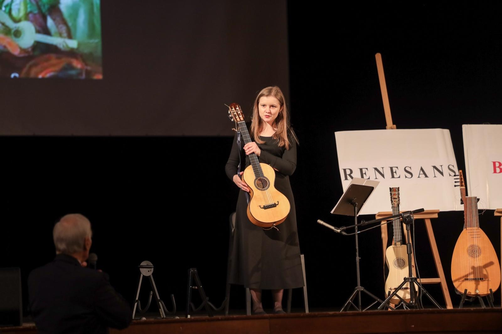 Zdjęcie w galerii na portalu naszraciborz.pl: Historia muzyki na cztery gitary. Lutnia bohaterką koncertów umuzykalniających w RCK wiadomości z regionu