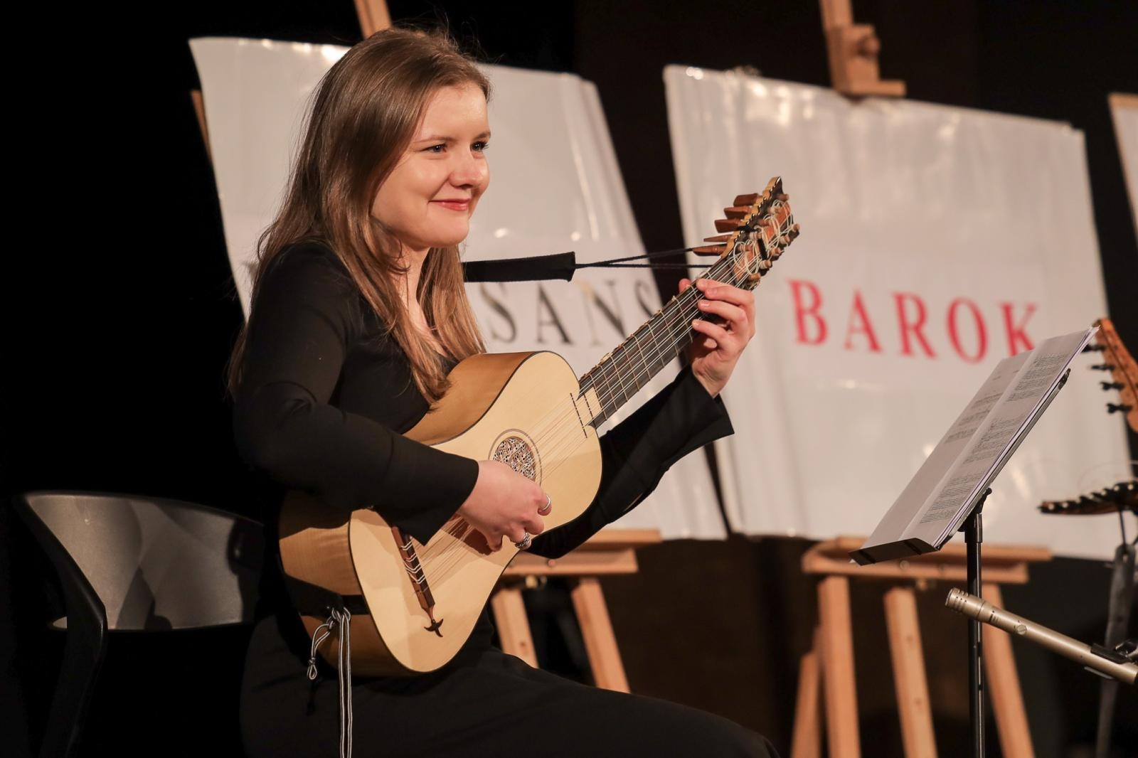 Zdjęcie w galerii na portalu naszraciborz.pl: Historia muzyki na cztery gitary. Lutnia bohaterką koncertów umuzykalniających w RCK wiadomości z regionu