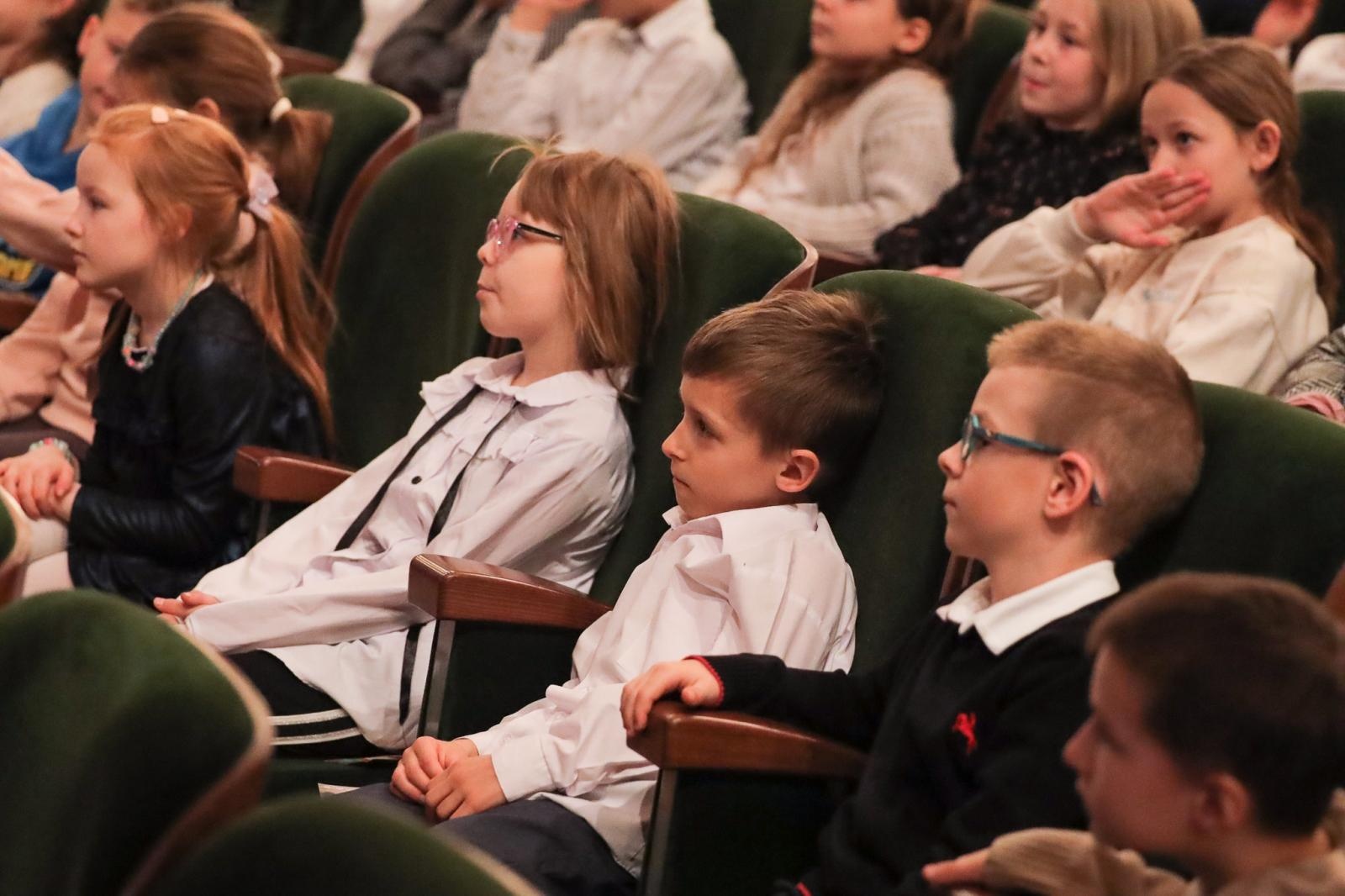 Zdjęcie w galerii na portalu naszraciborz.pl: Historia muzyki na cztery gitary. Lutnia bohaterką koncertów umuzykalniających w RCK wiadomości z regionu