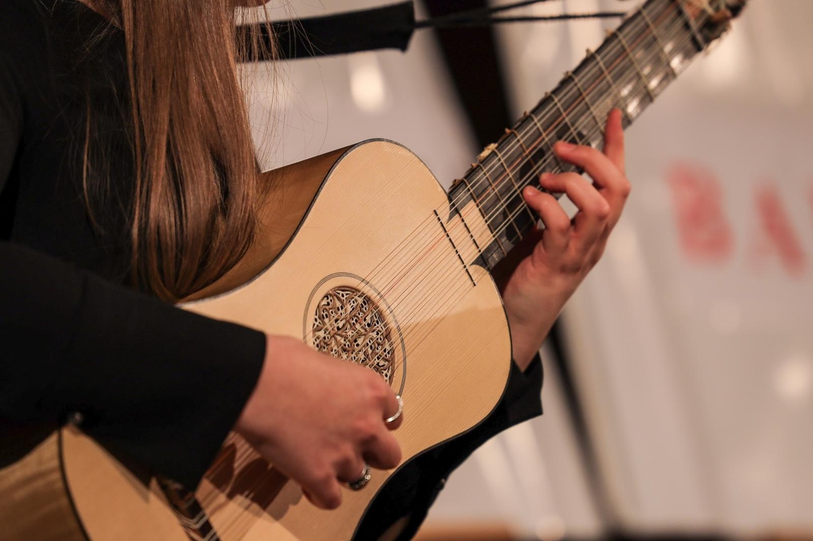 Zdjęcie w galerii na portalu naszraciborz.pl: Historia muzyki na cztery gitary. Lutnia bohaterką koncertów umuzykalniających w RCK wiadomości z regionu