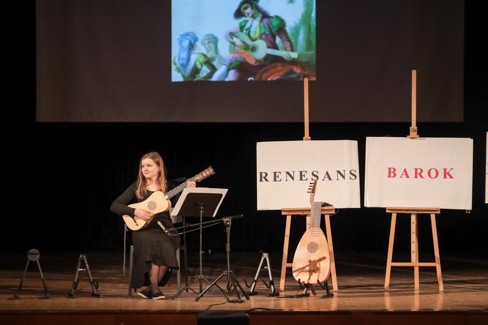 Zdjęcie w galerii na portalu naszraciborz.pl: Historia muzyki na cztery gitary. Lutnia bohaterką koncertów umuzykalniających w RCK wiadomości z regionu