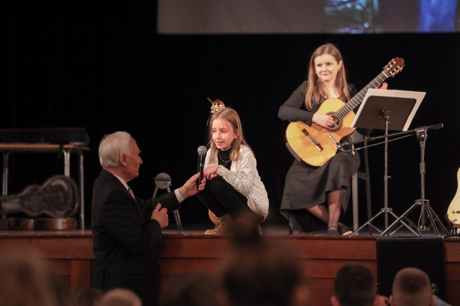 Zdjęcie w galerii na portalu naszraciborz.pl: Historia muzyki na cztery gitary. Lutnia bohaterką koncertów umuzykalniających w RCK wiadomości z regionu