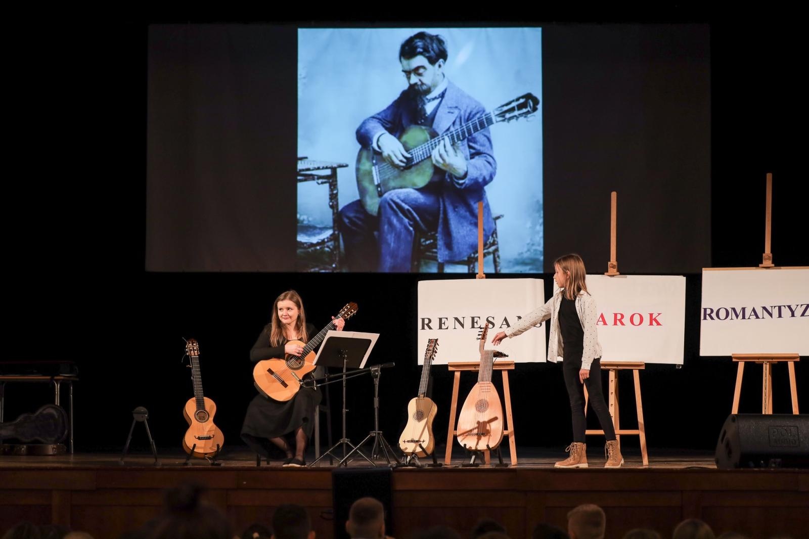 Zdjęcie w galerii na portalu naszraciborz.pl: Historia muzyki na cztery gitary. Lutnia bohaterką koncertów umuzykalniających w RCK wiadomości z regionu