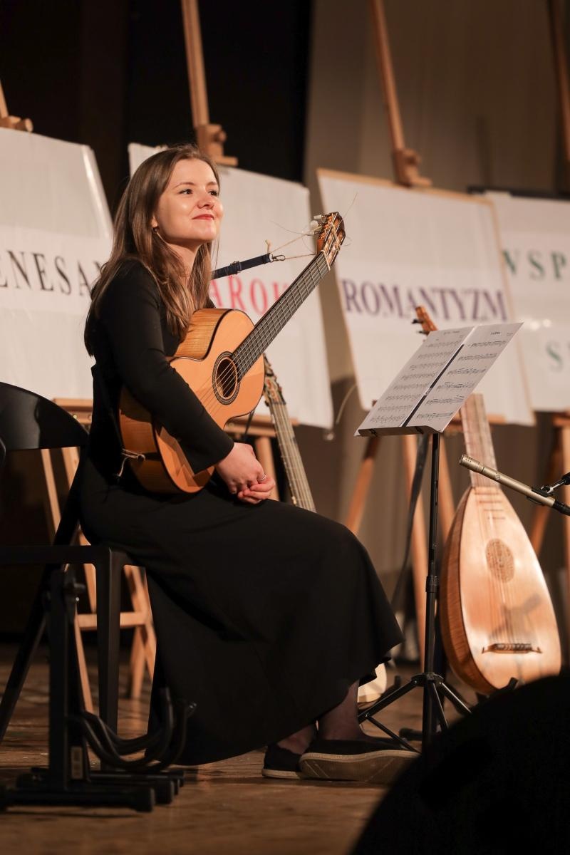 Zdjęcie w galerii na portalu naszraciborz.pl: Historia muzyki na cztery gitary. Lutnia bohaterką koncertów umuzykalniających w RCK wiadomości z regionu