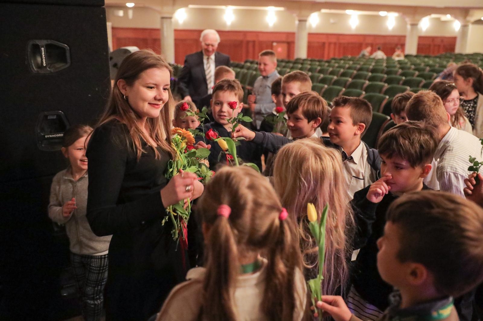 Zdjęcie w galerii na portalu naszraciborz.pl: Historia muzyki na cztery gitary. Lutnia bohaterką koncertów umuzykalniających w RCK wiadomości z regionu