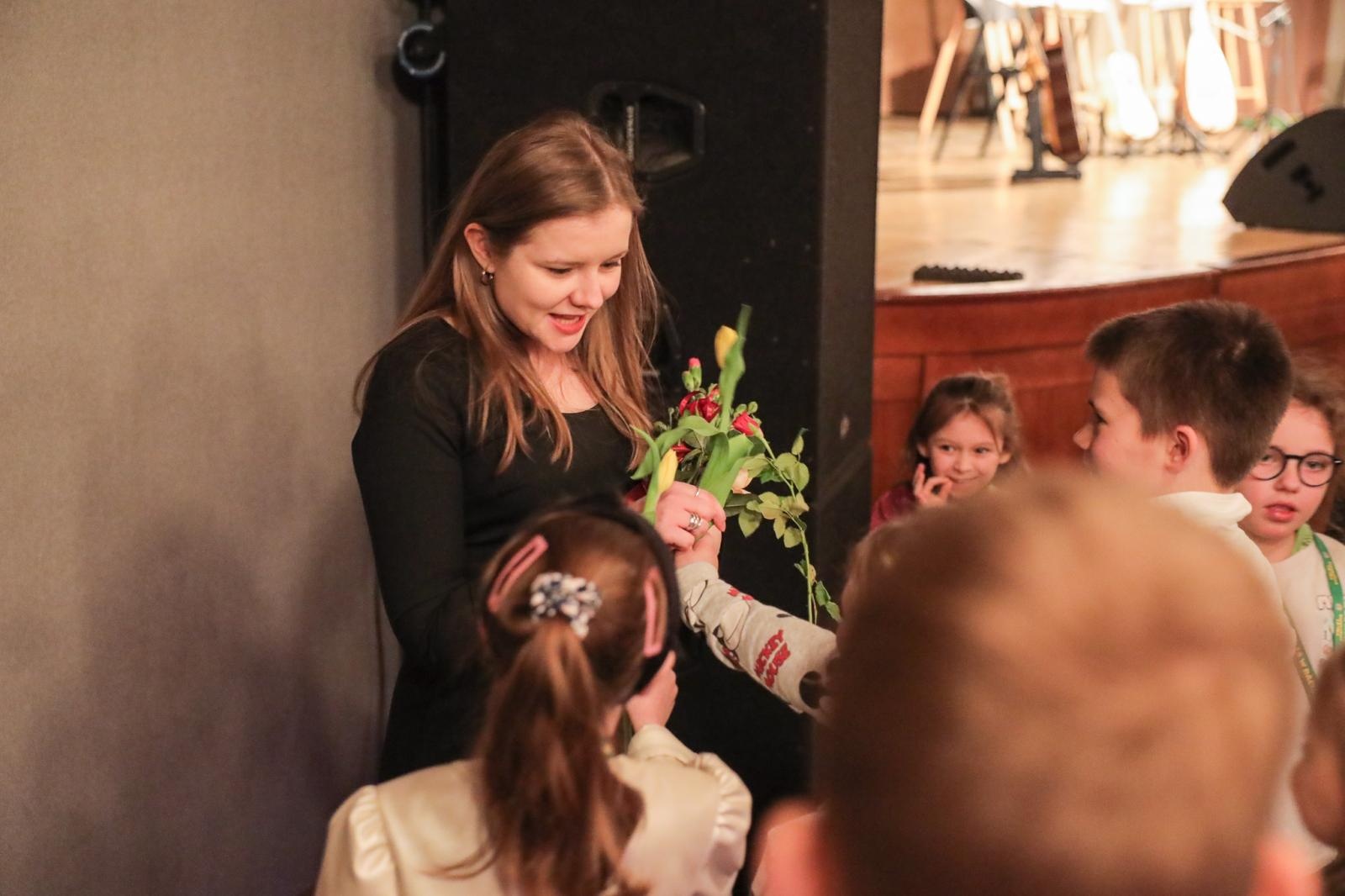 Zdjęcie w galerii na portalu naszraciborz.pl: Historia muzyki na cztery gitary. Lutnia bohaterką koncertów umuzykalniających w RCK wiadomości z regionu