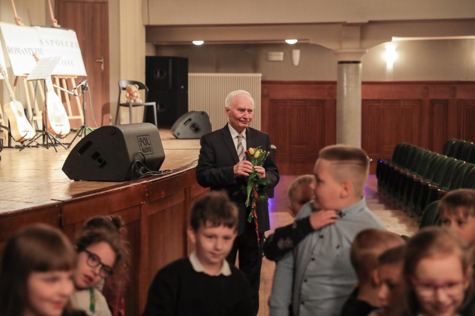 Zdjęcie w galerii na portalu naszraciborz.pl: Historia muzyki na cztery gitary. Lutnia bohaterką koncertów umuzykalniających w RCK wiadomości z regionu