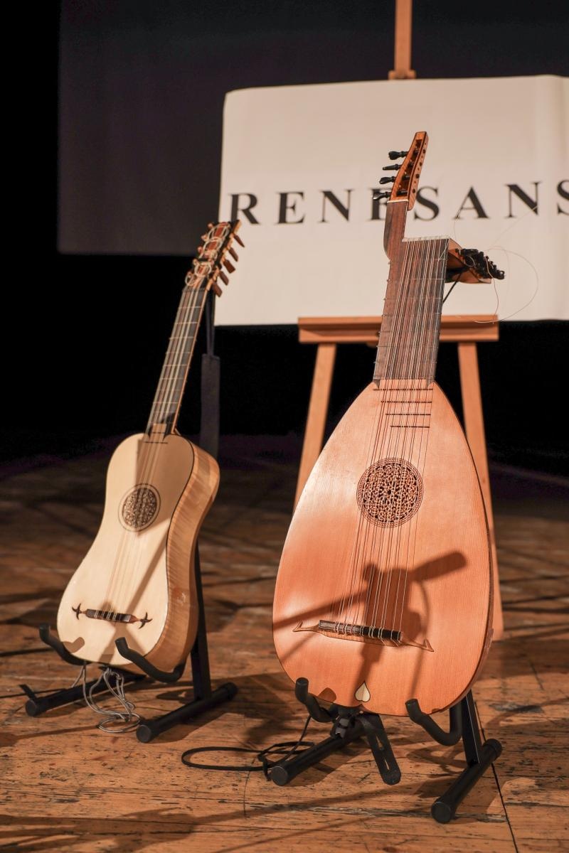 Zdjęcie w galerii na portalu naszraciborz.pl: Historia muzyki na cztery gitary. Lutnia bohaterką koncertów umuzykalniających w RCK wiadomości z regionu