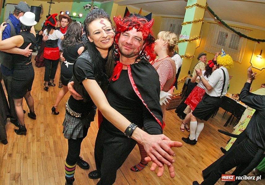 Zdjęcie w galerii na portalu naszraciborz.pl: Grzebanie basa w Nędzy wiadomości z regionu