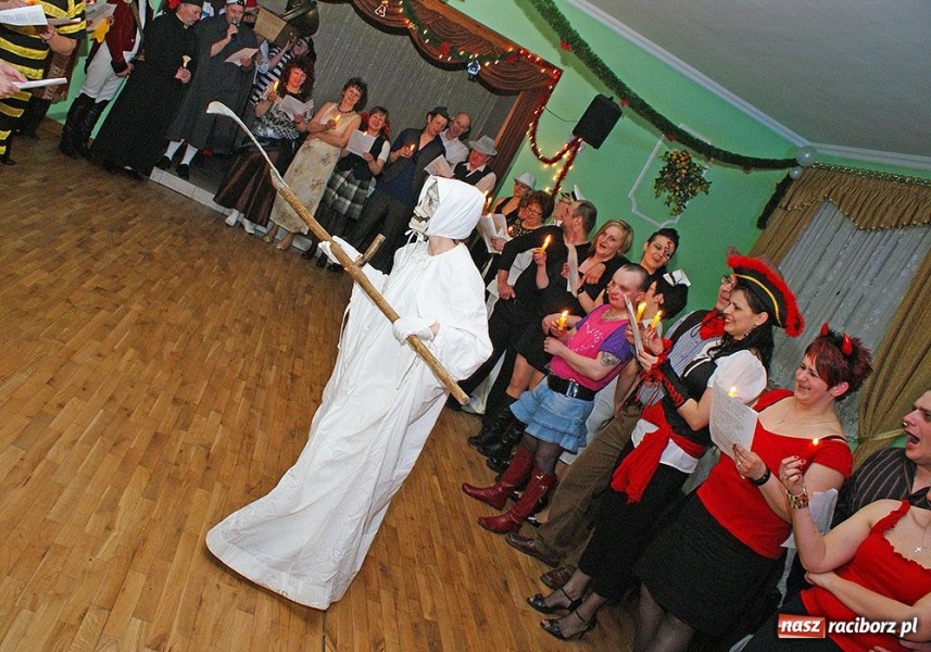 Zdjęcie w galerii na portalu naszraciborz.pl: Grzebanie basa w Nędzy wiadomości z regionu