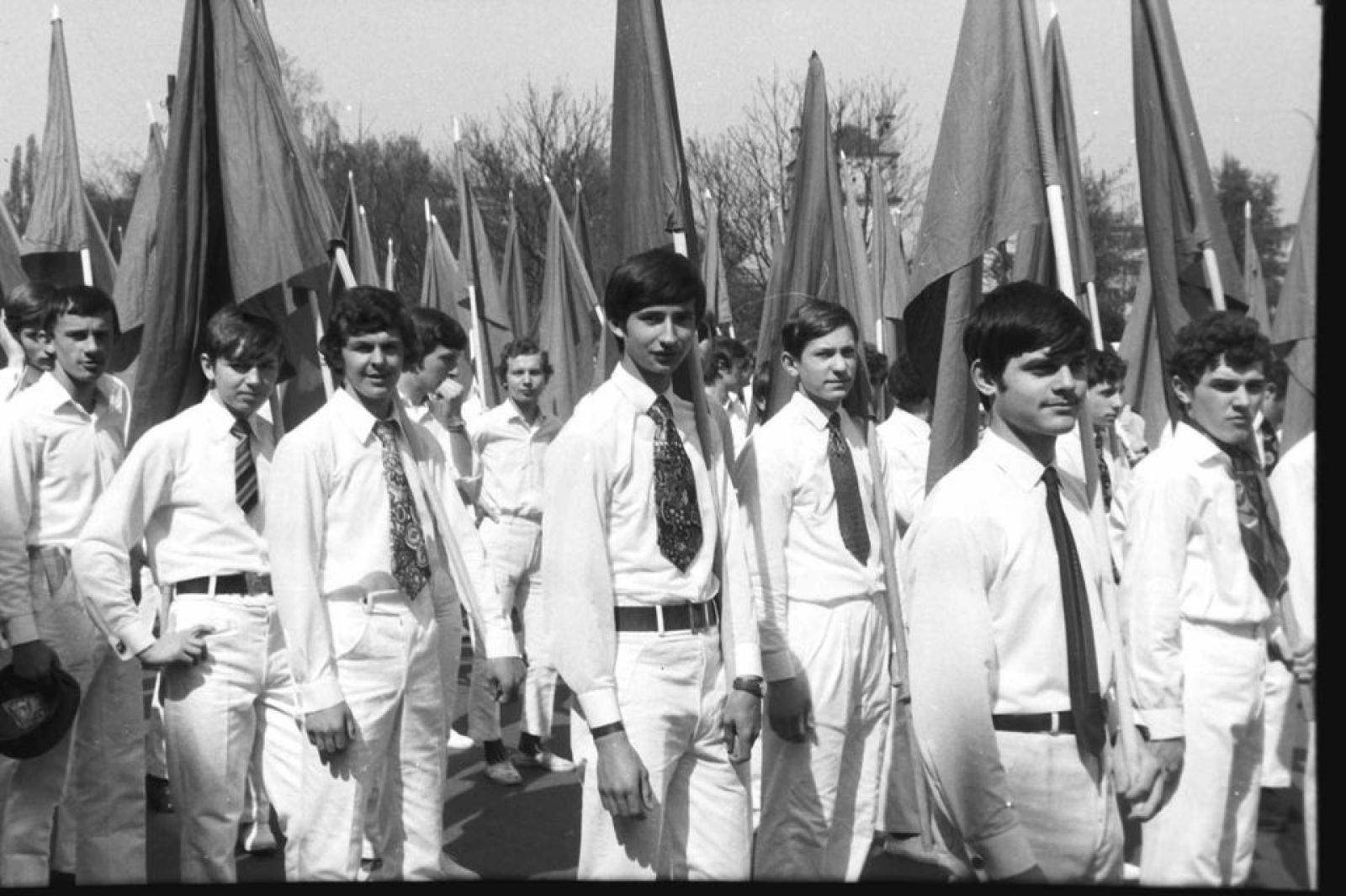 Zdjęcie w galerii na portalu naszraciborz.pl: 1 maja 1974 roku w Raciborzu. Poznajecie te osoby? wiadomości z regionu