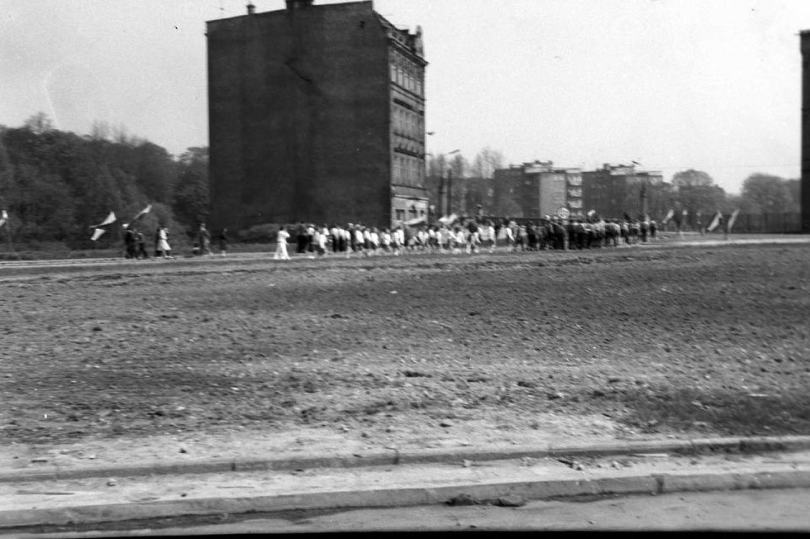 Zdjęcie w galerii na portalu naszraciborz.pl: 1 maja 1974 roku w Raciborzu. Poznajecie te osoby? wiadomości z regionu