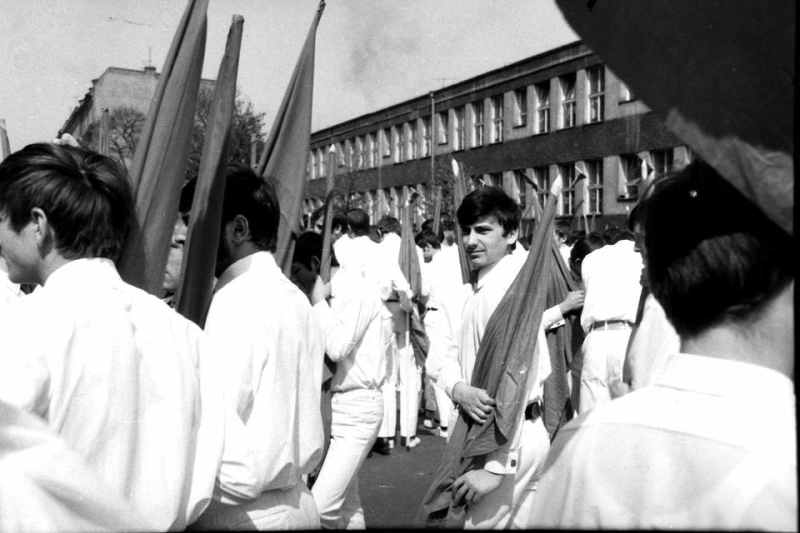 Zdjęcie w galerii na portalu naszraciborz.pl: 1 maja 1974 roku w Raciborzu. Poznajecie te osoby? wiadomości z regionu