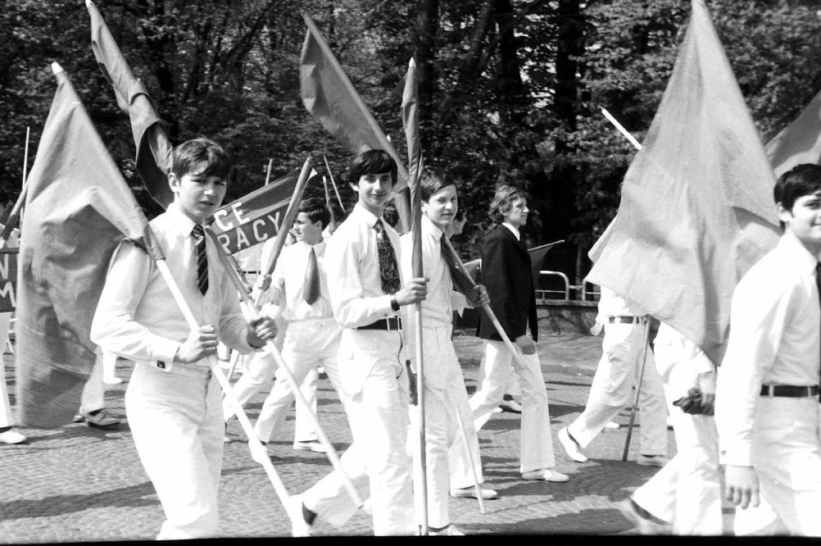 Zdjęcie w galerii na portalu naszraciborz.pl: 1 maja 1974 roku w Raciborzu. Poznajecie te osoby? wiadomości z regionu