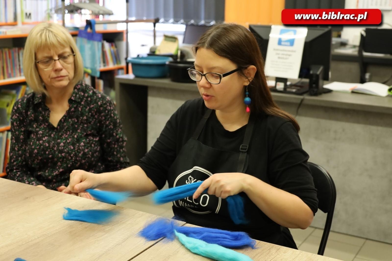 Zdjęcie w galerii na portalu naszraciborz.pl: Fyrlanie filcu – za nami warsztaty rękodzieła w bibliotece w Markowicach wiadomości z regionu