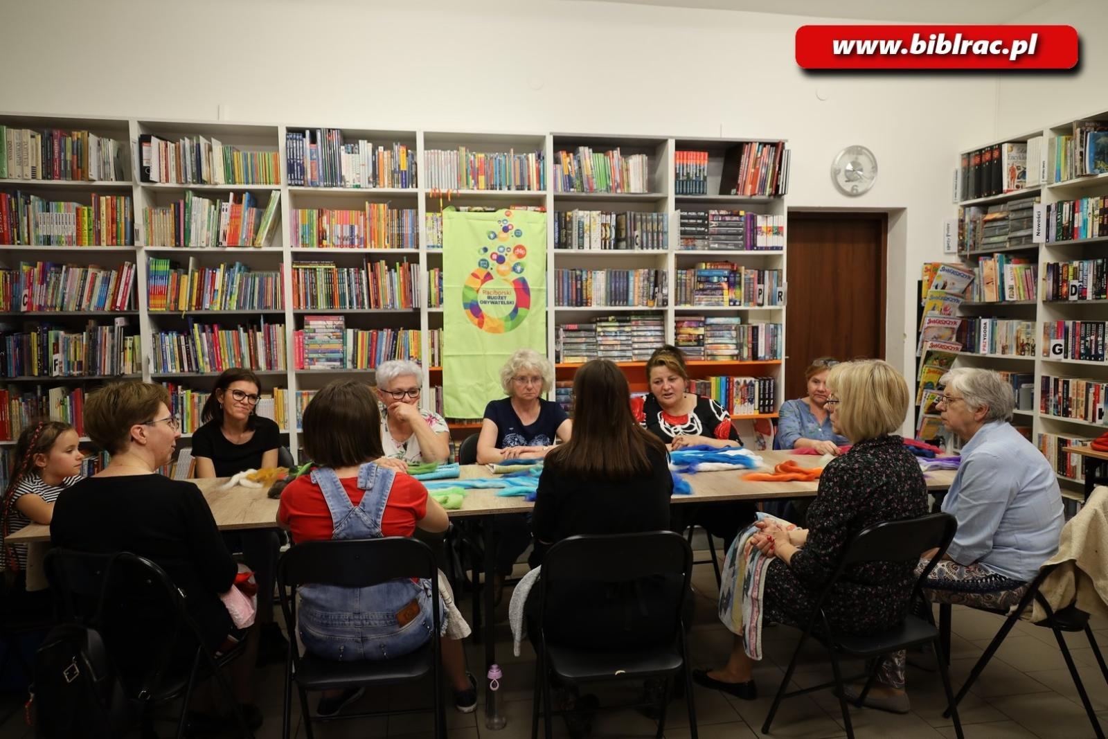 Zdjęcie w galerii na portalu naszraciborz.pl: Fyrlanie filcu – za nami warsztaty rękodzieła w bibliotece w Markowicach wiadomości z regionu