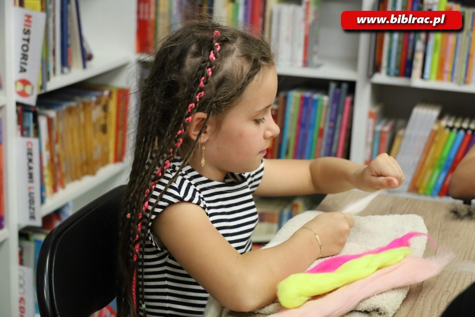 Zdjęcie w galerii na portalu naszraciborz.pl: Fyrlanie filcu – za nami warsztaty rękodzieła w bibliotece w Markowicach wiadomości z regionu